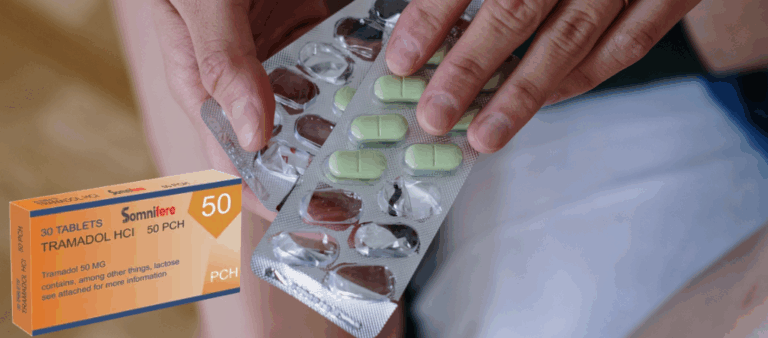 Le tramadol est un analgésique opioïde qui est largement prescrit pour combattre les douleurs modérées à graves. Mais tous les médicaments ont leurs effets secondaires, et le tramadol n'est pas l'exception. Si vous avez consommé ce médicament ces derniers temps ou si vous le prenez, il est crucial de connaître les effets indésirables du tramadol pour mieux prendre en charge vos soins. Cet article vous présente les effets secondaires communs et à long terme, et vous suggère des solutions pour les limiter. Découvrez tout ce que vous devez connaître pour prendre le tramadol en toute sécurité ! Effet tramadol 50 : ce qu'il faut savoir Le effet tramadol 50 est le corps réaction à un dosage de 50 mg de tramadol. Le médicament agit en modifiant la manière dont le cerveau ressent la douleur, en bloquant les signaux douloureux et en modifiant l'équilibre des neurotransmetteurs. Cependant, même avec une quantité plus faible telle que celle-ci, des effets secondaires peuvent apparaître. Les utilisateurs peuvent éprouver de la somnolence, des nausées, ou encore des étourdissements. Les effets sont souvent transitoires et s'estompent au fur et à mesure que votre corps s'habitue au médicament. Il est impératif de respecter la posologie prescrite et de ne pas tenter de la modifier soi-même. Si les effets secondaires sont trop importants, il est nécessaire de prendre les mesures nécessaires pour les traiter correctement. Effets secondaires courants du tramadol Parmi les effets secondaires habituels du tramadol, on observe fréquemment somnolence, nausées, constipation et vertiges. Ces effets sont généralement plus marqués au début du traitement ou lors de l'augmentation progressive des doses. Il est donc recommandé de ne pas conduire ni d'effectuer d'activités exigeant une concentration maximale dans les premières heures suivant la prise de tramadol. La constipation est un autre effet secondaire dû à l'effet du tramadol sur le système nerveux central. Pour la prévenir, une alimentation riche en fibres et une consommation abondante d'eau sont recommandées. Si ces effets s'avèrent gênants, consultez un spécialiste pour ajuster le traitement. Effets à long terme du tramadol Bien que le tramadol soit excellent contre la douleur à court terme, une utilisation prolongée peut entraîner des effets à long terme. Parmi ces effets, on peut citer la dépendance, la tolérance et, chez d'autres, la dépression. La tolérance se produit lorsque l'organisme s'adapte au médicament et que la dose doit être augmentée pour obtenir les mêmes effets. La dépendance physique est également un problème, surtout en cas d'utilisation prolongée du tramadol. Elle entraîne un sevrage lors de l'arrêt du médicament. Posologie et effets secondaires du tramadol : gestion du traitement Il est essentiel de bien connaître la posologie et les dosage et effets secondaires du tramadol afin d'éviter les complications. La dose dépend de l'intensité de la douleur et de la réponse du patient. En général, il convient de commencer par une dose minimale et de l'augmenter progressivement si nécessaire. En cas d’effets secondaires persistants ou graves, tels que des étourdissements ou un essoufflement, il est nécessaire de diminuer la dose ou d’arrêter le médicament.